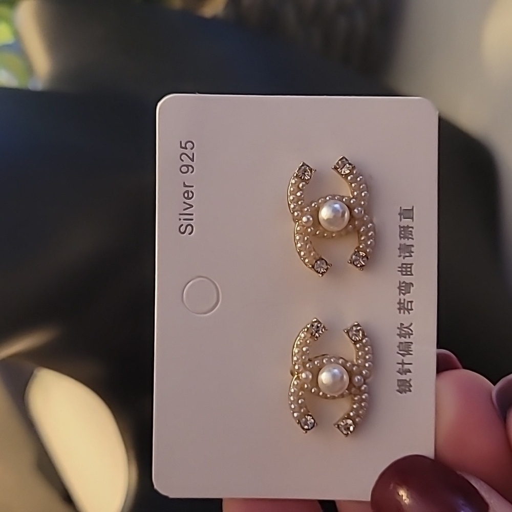 CC PEARL AND GOLD EARRINGS